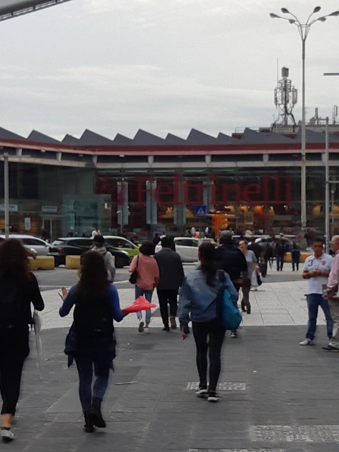 Metropolis Stazione Centrale Napoli Bagian luar foto